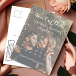 Postal De Anuncios Calendario de fotos de calabaza de oro Subió Guard<br><div class="desc">Esta elegante, minimalista y moderna boda fotográfica, salvo la tarjeta de fecha, es perfecta para la pareja contemporánea. Presenta una tipografía blanca cursiva de moda y adorable con un calendario encima de una fotografía romántica de la hermosa pareja. También incluye una calabaza de oro rosa rosa rosa rosado falsa que...</div>