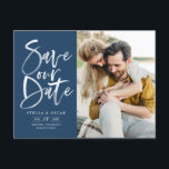 Postal De Anuncios Caligrafía de pincel de color azul para guardar nu<br><div class="desc">Calligrafía de pincel de color azul Foto Guardar nuestra postal de fecha | Anuncie a la familia y amigos su fecha de boda con este personalizable guardar la postal de fecha. Presenta una caligrafía moderna con letras a mano y fondo azul. Esta elegante foto permite guardar la tarjeta de fecha...</div>