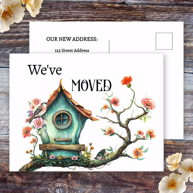Postal De Anuncios Casa de pájaros acuarela nueva dirección (We've moved new address announcement postcard featuring a watercolor bird house with flowers.)