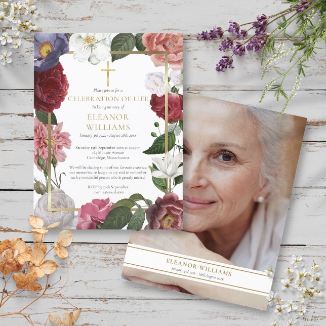 Postal De Anuncios Celebración floral de la cruz dorada Life (Floral Celebration of Life Gold Cross Photo Announcement Postcard)