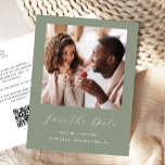 Postal De Anuncios Código QR verde de foto mínima Guardar la fecha<br><div class="desc">Esta simple y minimalista postal Save the Date muestra una foto cuadrada encima de las palabras "Save the Date" en un elegante guión de escritura a mano en blanco, seguido por los nombres de la pareja, la fecha boda y la ciudad en letra sans serif en un fondo verde sabio....</div>