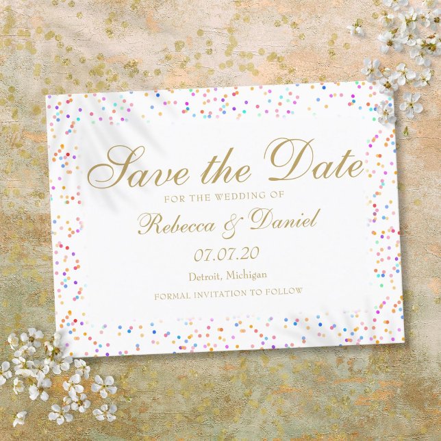 Postal De Anuncios Confeti de Arcoíris con Guión Dorado Save the Date (Rainbow Confetti Gold Script Save the Date Announcement Postcard)