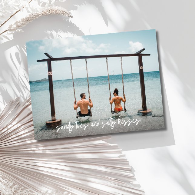 Postal De Anuncios Dedos de arena Besos salados Boda Guardar la fecha (Sandy Toes Salty Kisses Wedding Save the Date)