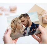 Postal De Anuncios Dos fotos | Faux Rosa Gold Script Save the Date<br><div class="desc">Esta fantástica y elegante tarjeta postal de fecha guarda dos de sus fotos personales favoritas, con el moderno diseño de faux rosa gold manuscrito. La parte posterior contiene una segunda foto con una superposición translúcida, y más detalles e información de su boda. Un estilo sencillo y moderno que se adapta...</div>