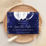 Postal De Anuncios Dulces 16 globos blancos azul marino salvan la fec<br><div class="desc">Una chica y de moda Salva la tarjeta de fecha para una dulce fiesta de 16 años. Un fondo de color azul marino desigual. Decorada con purpurinas de plata falsa y globos blancos. El texto: Save the Date se escribe con un gran guión de estilo escrito a mano.</div>