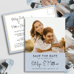 Postal De Anuncios Dusty Blue Fun Script Moderno Boda de fotografía<br><div class="desc">Dusty Blue Fun Script Modern Photo Minimalista Wedding Salvar La Postales De La Invitación De Fechas. Hágale saber a su familia, amigos y colegas que usted ha fijado una fecha para su celebración boda con esta elegante, elegante y moderna boda, ahorrando la tarjeta de invitación de cita. Todos los textos...</div>
