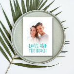 Postal De Anuncios El amor y la foto de la boda de la playa Salven la<br><div class="desc">Nuestro amor y la foto de la boda de la playa Salven la postal de la fecha es una encantadora mezcla de romance y encanto costero que capta la esencia de su celebración costera. Con su más sincero mensaje y sus características de personalizable, esta postal es la manera perfecta de...</div>