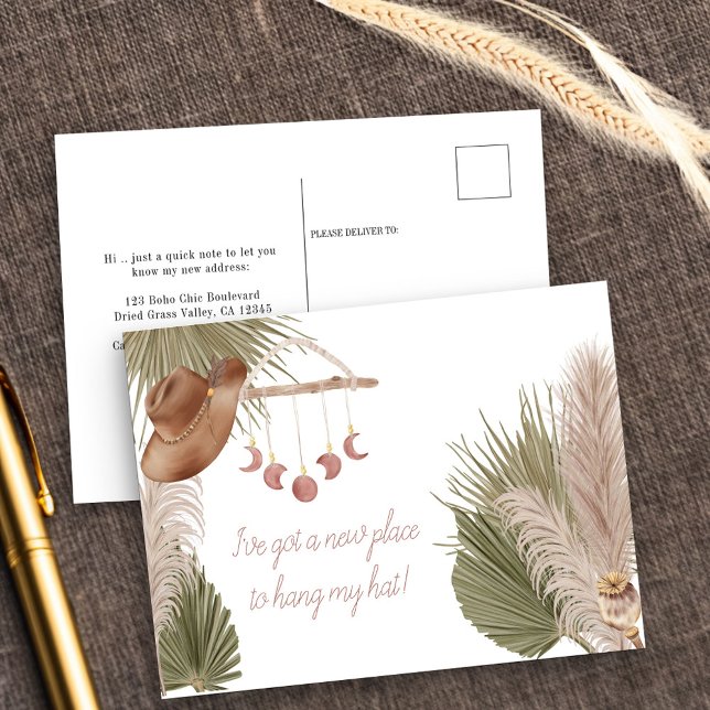 Postal De Anuncios El nuevo lugar del Boho occidental para el movimie (New Address postcard with boho wall art, pampas and dried palm leaves)