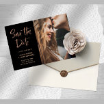 Postal De Anuncios El oro Rosa elegante en negro | Foto Guardar la fe<br><div class="desc">Esta foto ultramoderna de moda, que ahorra la tarjeta postal de fecha, presenta una mezcla de la moderna tipografía de escritura de rosa de oro a mano y el texto de serif de laboratorio sobre un fondo negro. ¡Una invitación elegante y sencilla para su próximo boda! Se puede agregar una...</div>
