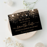 Postal De Anuncios El purpurina de oro negro de cumpleaños brilla par<br><div class="desc">Una chica y de moda Guardar la tarjeta de fecha para una fiesta de cumpleaños. Un fondo negro decorado con finos purpurinas dorados, chispas. Personalice y agregue una fecha y un nombre. Letras de colores dorados. El texto: Save the Date se escribe con un gran guión de estilo con letras...</div>