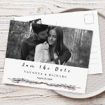 Postal De Anuncios Elegante foto en blanco y negro salva la fecha<br><div class="desc">¡Felicitaciones por tu compromiso! ¡Guardar los anuncios de la fecha es el primer gran paso en el proceso de planificación del boda! Este diseño presenta un elegante diseño simple para guardar la postal de fecha con una gran fotografía en blanco y negro en la parte delantera y una pequeña foto...</div>