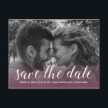 Postal De Anuncios Elegante guión Guardar la fecha Foto de compromiso<br><div class="desc">Esta postal de anuncio de boda con foto estilo rústico presenta una elegante escritura a mano y tipografía moderna. La foto se desvanece en un fondo burgundy. Usted puede personalizar fácilmente esta tarjeta de anuncio de boda con los detalles de su próxima boda, su foto de compromiso y un mensaje...</div>