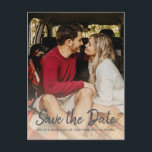 Postal De Anuncios Elegante Save the Date de compromiso con foto<br><div class="desc">Esta elegante postal de anuncio de compromiso cuenta con una tipografía moderna y escritura elegante. Usted puede personalizar fácilmente esta tarjeta con los detalles de su próxima boda y su foto de compromiso. La foto se desvanece en un cálido color marfil. Si necesita ayuda o artículos coincidentes, por favor contáctenos...</div>