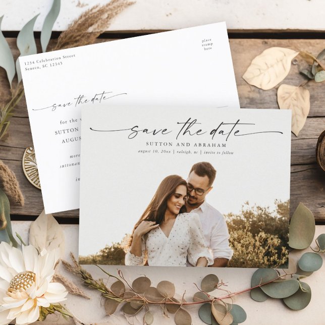 Postal De Anuncios Elegante Script Photo Wedding Guardar la fecha (An elegant minimal photo wedding save the date postcard with modern handwritten script typography.)