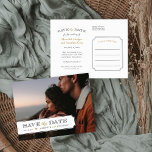 Postal De Anuncios Elegante superposición de foto de marco Guardar la<br><div class="desc">Moda moderna foto de la boda de postal vintage Save the Date. El diseño presenta su foto de compromiso con un elegante y sencillo marco de tabulación y espacio para la fecha de su boda y los nombres de su novia y novio en la parte delantera. Mezcla elegante de tipografía...</div>