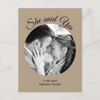 Postal De Anuncios Ella dijo Sí Foto moderna Save the Date - taupe