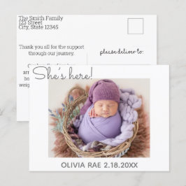 Postal De Anuncios ¡Ella está aquí! ¡Está aquí! Simple Moderno gracia