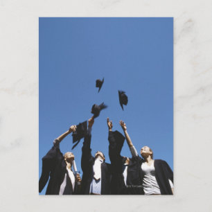 Postal De Anuncios Estudiantes de posgrado lanzando gorras de graduac