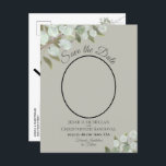 Postal De Anuncios Eucalyptus & Photo Sage Wedding Salven la fecha<br><div class="desc">La postal Save the Date de esta boda rústica presenta un diseño de acuarela elegante con una foto en un marco ovalado rodeado de estribos pintados a mano de hojas de eucalipto y vegetación sobre un fondo verde sabio. La parte de atrás tiene espacio para una URL web opcional junto...</div>