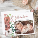 Postal De Anuncios Fall Baby Photo Autums Flowers Nacimiento<br><div class="desc">Postal de anuncio de nacimiento de otoño que puedes personalizar con tu foto y mensaje de bebé. La caída en el amor está escrita en escritura casual escrita a mano y el diseño tiene una historia de color de tono de tierra neutral de género para un niño o niña. El...</div>