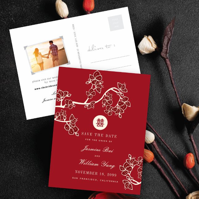 Postal De Anuncios Flor de melocotón rojo Doble Felicidad Guardar la  (Dark Red Peach/Plum Blossoms Double Happiness Chinese Wedding Save The Date Announcement Postcard)