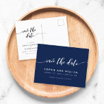Postal De Anuncios Fondo modificable Relax Script Guardar fecha<br><div class="desc">Elegante Guardar la postal de fecha con las palabras "Guardar la fecha" en un guión cursivo relajante en blanco contra un color de fondo editable (haga clic en personalizar para cambiar el color). Personalízalo reemplazando el texto del marcador de posición. Para obtener más opciones, como cambiar el tipo de letra...</div>