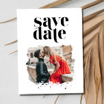 Postal De Anuncios Foto de Boda moderno blanco y negro de Save the Da<br><div class="desc">No sacrifiques el estilo cuando en un presupuesto con nuestra foto de Boda moderno en blanco y negro salve las postales de la fecha. Con un diseño de tipografía simple y moderno y tu foto de compromiso favorita, estas fechas guardan el tono de tu próximo boda. Añade tu foto al...</div>