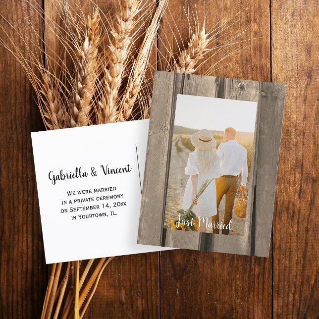Postal De Anuncios Foto de Boda Rústico de Barn Wood (Announce you're hitched with a rustic barn wedding photo postcard.)