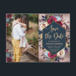 Postal De Anuncios Foto floral moderna de la Marina Borgoña salva la<br><div class="desc">Moderna, elegante, borgoña Marsala color de agua de la Marina Roja Floral Guardar la postal de la foto de fecha. Chich burgundy, marsala, rosas acuarelas pintadas en la marina, diseño boda de arreglos florales con marco de marina geométrico sobre el falso fondo antiguo de Relieve metalizado de oro de rosa...</div>