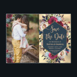 Postal De Anuncios Foto floral moderna de la Marina de Borgoña salva<br><div class="desc">Moderna, elegante, floral color de agua de la Marina Roja de Borgoña Salva la postal de la foto de fecha. Borgoña Chich, marsala, rosas acuarelas pintadas en la marina, diseño de boda floral con marco marino geométrico sobre fondo de Relieve metalizado dorado brillante. Presenta un elegante diseño de tipografía escrita...</div>