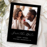 Postal De Anuncios Foto mínima Black Save the Date<br><div class="desc">Esta simple y minimalista postal Save the Date muestra una foto cuadrada encima de las palabras "Save the Date" en un elegante guión de escritura a mano en blanco, seguido por los nombres de la pareja, la fecha boda y la ciudad en letra sans serif en un fondo negro. Agregue...</div>