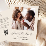 Postal De Anuncios Foto mínima Código QR Beige Guardar fecha<br><div class="desc">Esta simple y minimalista postal Save the Date muestra una foto cuadrada encima de las palabras "Save the Date" en un elegante guión de escritura a mano en blanco, seguido por los nombres de la pareja, la fecha boda y la ciudad en letra sans serif en un fondo beige. Agregue...</div>