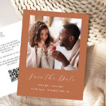 Postal De Anuncios Foto mínima Código QR de Terracota Guardar fecha<br><div class="desc">Esta simple y minimalista postal Save the Date muestra una foto cuadrada encima de las palabras "Save the Date" en un elegante guión de escritura a mano en blanco, seguido por los nombres de la pareja, la fecha boda y la ciudad en letra sans serif en un fondo de terracota....</div>