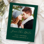Postal De Anuncios Foto mínima del oro verde esmeralda salve la fecha<br><div class="desc">Esta simple y minimalista postal Save the Date muestra una foto cuadrada encima de las palabras "Save the Date" en un elegante guión de escritura a mano de color dorado, seguido por los nombres de la pareja, la fecha boda y la ciudad en letra sans serif en un fondo verde...</div>