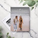 Postal De Anuncios Fotografía moderna y sencilla, pero con estilo<br><div class="desc">Esta sencilla pero elegante foto, al guardar la postal de fecha, es la manera perfecta de anunciar su compromiso y su próximo boda a amigos y familiares. La parte frontal de esta vertical ahorra la fecha presenta un tratamiento de tipo moderno en blanco en la parte superior de una sola...</div>