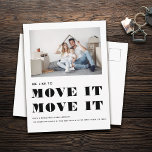 Postal De Anuncios Funny MOVE IT Simple Photo Moving<br><div class="desc">¡NOS GUSTA MOVERLO! Diseño basado en tipografía divertida para una postal de invitación en movimiento con la foto de su personalizado. Minimalismo y moderno,  este aviso de cambio de dirección en blanco y negro,  de fácil personalizable,  hará que sea rápido y elegante compartir las noticias de tu nueva dirección.</div>