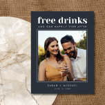 Postal De Anuncios Graciosa bebida gratis Boda Foto Guardar fecha<br><div class="desc">Esto salva las postales de citas son para la pareja divertida que no puede esperar a celebrar en su boda con su familia y amigos. La tipografía fotográfica moderna "Bebidas gratis y un boda a un lado" es uno de nuestros diseños más populares! A los invitados bodas les encantará. Personalizar...</div>