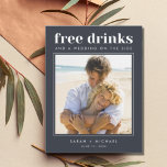 Postal De Anuncios Graciosa bebida gratis Boda Foto Guardar fecha<br><div class="desc">Esto salva las postales de citas son para la pareja divertida que no puede esperar a celebrar en su boda con su familia y amigos. La tipografía fotográfica moderna "Bebidas gratis y un boda a un lado" es uno de nuestros diseños más populares! A los invitados bodas les encantará. Personalizar...</div>