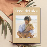 Postal De Anuncios Graciosa bebida gratis Boda Foto Guardar fecha<br><div class="desc">Esto salva las postales de citas son para la pareja divertida que no puede esperar a celebrar en su boda con su familia y amigos. La tipografía fotográfica moderna "Bebidas gratis y un boda a un lado" es uno de nuestros diseños más populares! A los invitados bodas les encantará. Personalizar...</div>