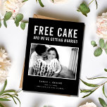 Postal De Anuncios Graciosa boda de fotos gratis para pasteles Salven<br><div class="desc">Estas tarjetas postales de citas son para la pareja divertida que no puede esperar para anunciar su cita de boda. Foto moderna "El diseño de tipografía de pastel gratis (y nos estamos casando) en blanco y negro es personalizado con tu foto, nombres, fecha de boda y ubicación. Agregue la dirección...</div>
