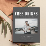 Postal De Anuncios Gracioso Boda de bebidas gratis salva las fechas<br><div class="desc">Estas tarjetas postales de citas son para la pareja divertida que no puede esperar para compartir su cita de boda con su familia y amigos. Foto moderna "Bebidas gratis (y nos estamos casando) diseño en gris es personalizado con tu foto, nombres, fecha de boda y ubicación. Agregue la dirección de...</div>