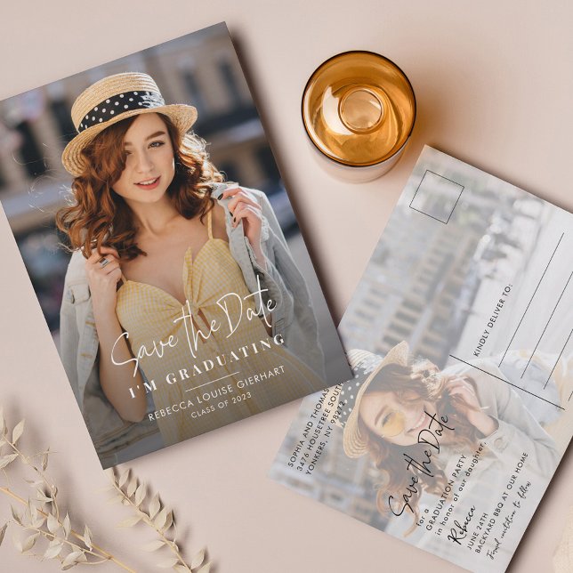 Postal De Anuncios Graduación 2025 Guardar la foto de fecha de gradua (Graduation Photos Script Save the Date Announcement Postcard)