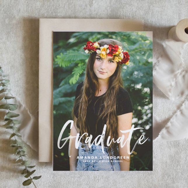 Postal De Anuncios Graduación de foto de caligrafía de pincel rústico (Customizable photo graduation announcement postcard featuring white brush lettering. )