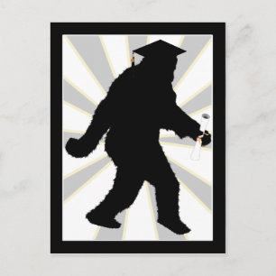 Postal De Anuncios Graduación Sasquatch con tapa de grado