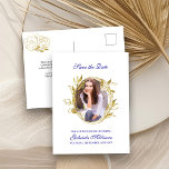 Postal De Anuncios Guardar la foto del marco azul y hoja de oro de la<br><div class="desc">Guarda la tarjeta postal de fecha, personalizada con su foto, que está enmarcada con un marco ovalado geométrico de hoja botánica. El diseño tiene una paleta de colores de azul real y oro con elegante tipografía de escritura sofisticada. La plantilla está configurada para que añada la imagen, la ocasión, el...</div>