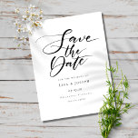 Postal De Anuncios Guión blanco y negro moderno salva la fecha<br><div class="desc">Este minimalista guardar la tarjeta de fecha presenta un guión elegante guardar la fecha por encima de sus detalles en tipografía elegante. Diseñado por Thisisnotme©</div>