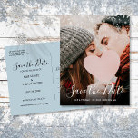 Postal De Anuncios Guión de copos de nieve de invierno Foto Guardar l<br><div class="desc">Esta moderna foto de guión permite guardar la tarjeta de fecha con copos de nieve que caen sobre tu foto especial con un guión elegante guardar la fecha encima de tus nombres, fecha y lugar en texto blanco. El reverso tiene detalles adicionales para guardar la fecha, incluido el sitio web...</div>