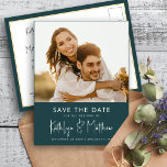 Postal De Anuncios Guión de diversión verde Boda Minimalista moderno<br><div class="desc">Guión Verde Fun Script Moderno Foto Boda Minimalista Ahorra La Postales De La Invitación De La Fecha. Hágale saber a su familia, amigos y colegas que usted ha fijado una fecha para su celebración boda con esta elegante, elegante y moderna boda, ahorrando la tarjeta de invitación de cita. Todos los...</div>