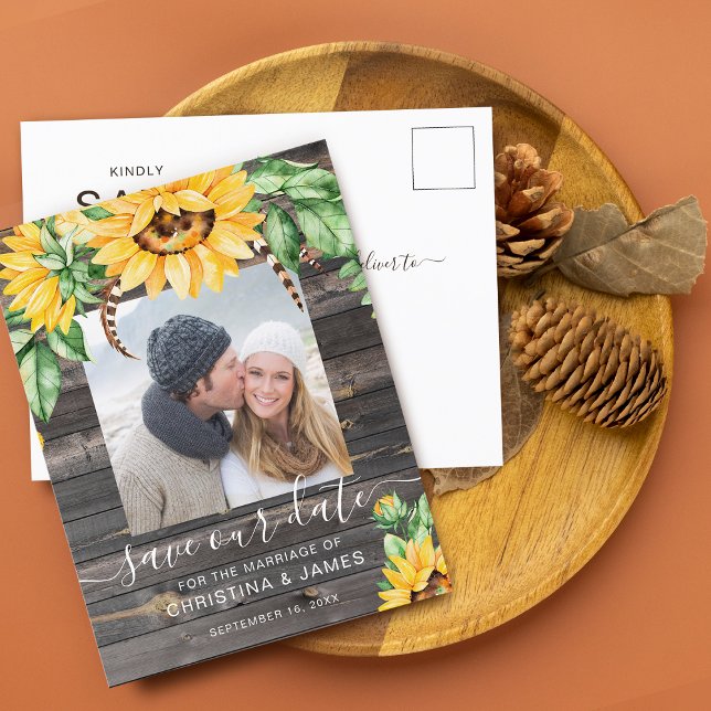 Postal De Anuncios Guión de foto de girasol ruso salva la fecha (Rustic Sunflower Photo Script Save The Date Announcement Postcard)