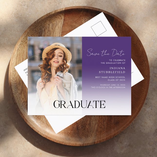 Postal De Anuncios Guión de foto de graduación Graduado 2025 Guardar  (Graduation Save the Date Grad Photo Script Purple Announcement Postcard)